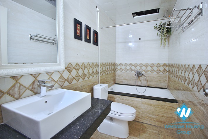 Renovated 2 beds apartment with lake view for rent in Xuan Dieu, Tay Ho